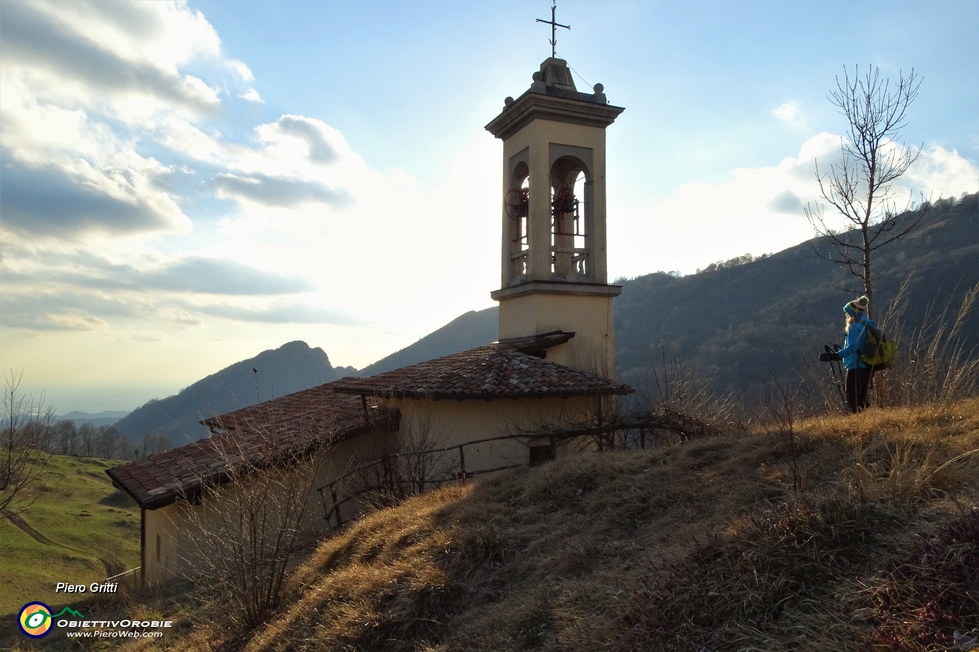 74 Alla Chiesa di S. Barnaba di Salmezza con Filaressa sullo sfondo.JPG